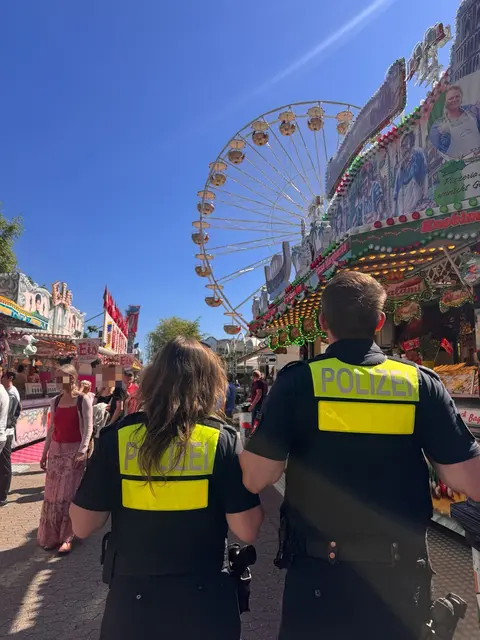Eine Polizeistreife auf dem Pfingstmarkt in Neukloster | Foto: Polizei