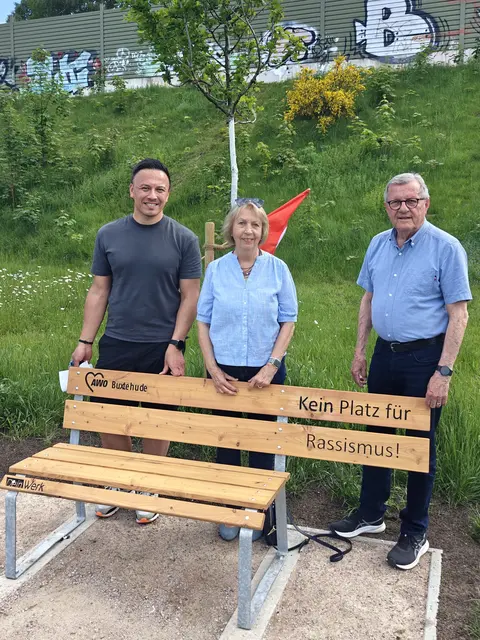 Dr. Andre Borgerhoff (li.), Vorsitzender des AWO Ortsvereins Buxtehude, Annette Gutsfeld, zweite Vorsitzende, und Wilhelm Schmidt, ehemaliger Präsident des AWO Bundesverbands, vor der neuen Bank am Mühlenteich | Foto: AWO Ortsverein Buxtehude e.V.