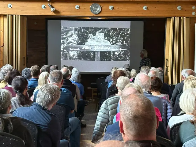 Die gut besuchte erste Veranstaltung im Dorfhaus Maschen | Foto: Clausen/von Elsner