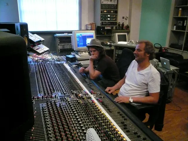 Dieses Foto machte Bertram Engel bei den Aufnahmen für Udo Lindenbergs Comeback-Album "Stark wie Zwei" im Bendestorfer Vox-Klangstudio. Darauf zu sehen: Produzent Andreas Herbig (re.) und Tonmeister Timo Dorsch | Foto: Bertram Engel