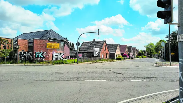 Von der defekten Ampelanlage hängt ein längeres Kabel herab (kl. Foto)   Fotos: sb