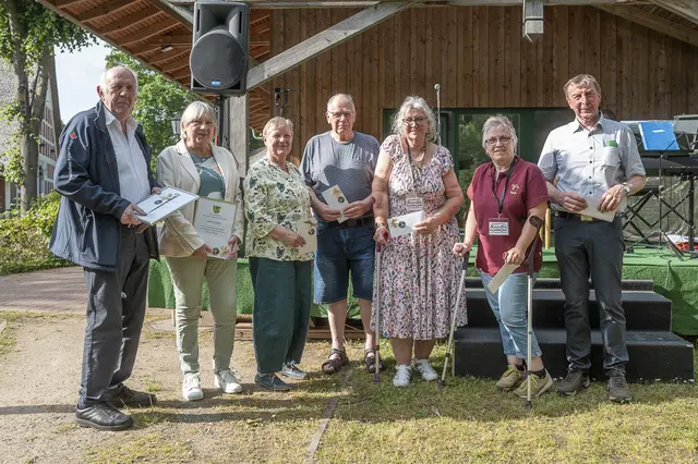 Die Geehrten (v. li.): Heinz Schlegel, Adelheid Schlegel, Ursula Männich-Polenz, Bruno Bastian, Katrin Holtegel und Tanja Pape mit dem Bürgermeister Johann Schlichtmann | Foto: Schlichtmann