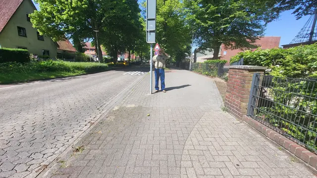 Ist das Dunkelgraue ein Radweg? Die Farbe der Bepflasterung   am Eichholz sorgt für Verwirrung