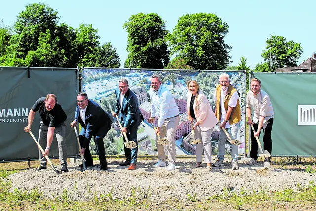 Erster Spatenstich mit (v. li.): Jens Bossen (Stadt Stade), Mark Vollmer (Sparkasse Harburg-Buxtehude), Landrat Kai Seefried, Friedrich Witt (Lindemann), stellvertretende Bürgermeisterin Melanie Reinecke, Peter Witt (Lindemann) und David Sommer (LRW-Architektur) | Foto: sb