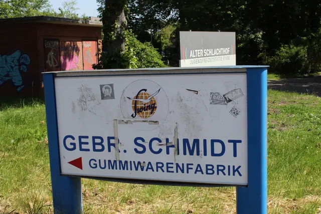 Ein altes Schild weist noch auf die ehemalige Gummiwarenfabrik hin | Foto: sb