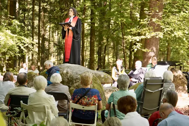 Pastorin Julia Neuschwander beim Waldgottesdienst. | Foto: U. Wagner