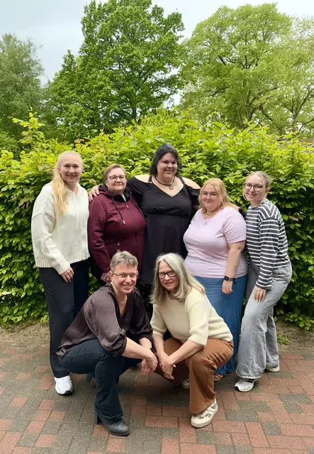 Das Team zum Nachbarschaftsfest: Anna Asberger (hinten, v. li.), Tanja Brant, Josefin Kühn, Nassima Voß, Xenia Gassmann. Vorn: Kathrin Burgwal (li.) und Sabine Matthies | Foto: Hanne Lisa Baden