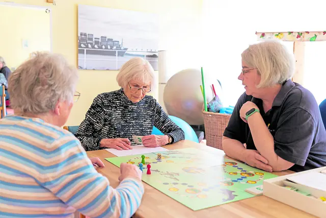 In der Parkinson-Gruppe spielt Marita Moje (re.) mit den Patientinnen unter anderem Brettspiele, um mit Spaß Sprache und Motorik zugleich zu schulen  | Foto: Elbe Kliniken / Kati Meyer-Thiedig