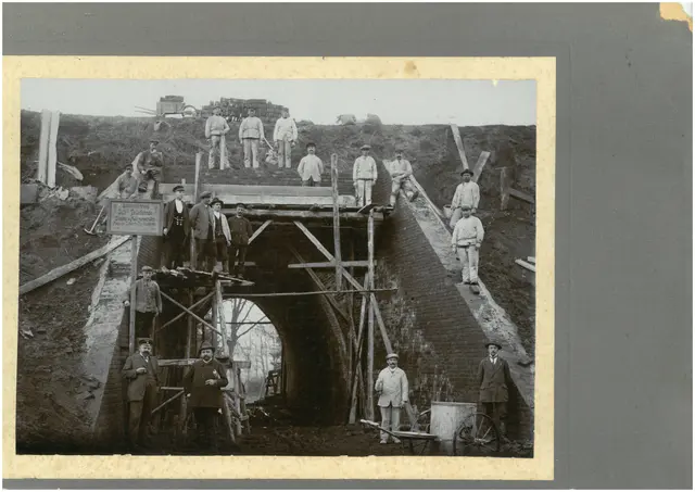  Ein historisches Bild: der Bau der Eisenbahnunterführung „Am Wieh“ in Harsefeld  | Foto: Blohm
