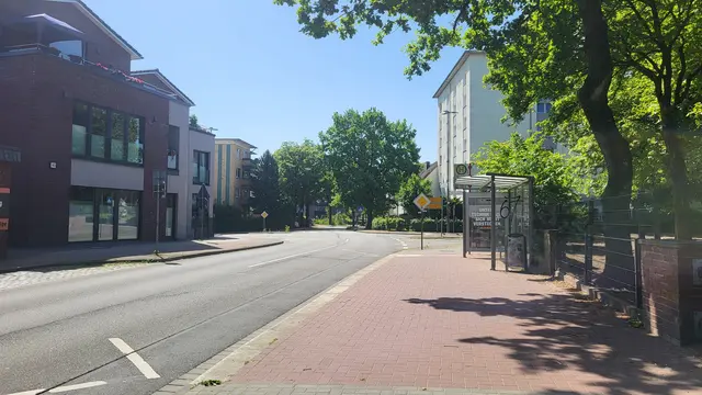 Die Bushaltestelle direkt an der Kreuzung