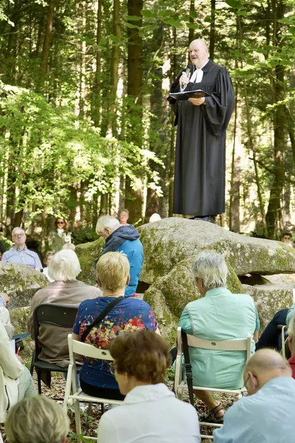 Superintendent Dirk Jäger hält die Predigt beim Waldgottesdienst. | Foto: U. Wagner