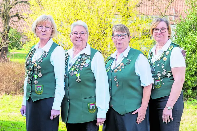 Beste Dame Elsbeth Oehms (v. li.) mit ihren Adjutantinnen Lisa Kirst, Heike Nessler und Dagmar Jeske | Foto: Schützenverein