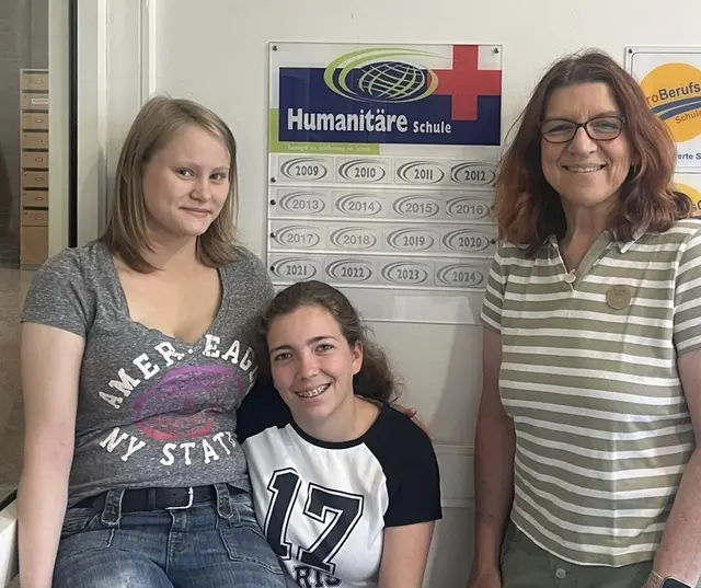Die beiden Humanitären Scouts Larissa Martens (v. li.) und Carlotta Buttler mit ihrer Lehrerin Stephane McGauran | Foto: Janis Dallmann