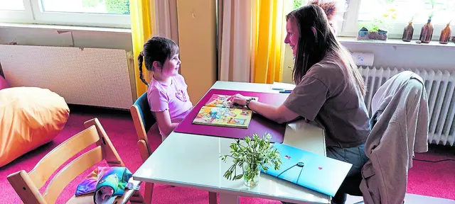 Die kleine Michalina übt regelmäßig das Sprechen mit Logopädin Sarah Buck  | Foto: Elbe Kliniken / Kati Meyer-Thiedig
