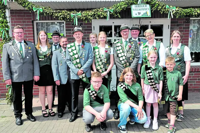 Der scheidende Hofstaat des Schützenvereins Hüll mit (v. li.): Kaiser Frank Andreas, Kaiserin Laura Kück, Adjutant des Jungschützenkönigs Mattes Andreas, Bestmann Bernd Hardekopf, Jungschützenkönig Loris Andreas, Adjutantin der Jungschützenkönigin Isabel Umland, Jungschützenkönigin Mette Oellrich, König Thomas Oellrich, Adjutant des Königs und Vereinsmeister Stefan Andreas, Königin Silke Umland, Adjutantin der Königin, Vereinsmeisterin und Kaiserin Antje Funck, (vorne, v. li.): Kinderkönig Marten Witt, Kinderkönigin Enna Schliecker, Prinzessin Johanna Müller, Prinz Felix Kappelmann | Foto: Schützenverein