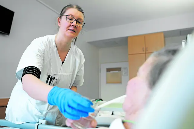 Logopädin Katharina Roloff trainiert mit einer Patientin mit Schluckbeschwerden das Trinken | Foto: Elbe Kliniken / Sebastian Bräutigam