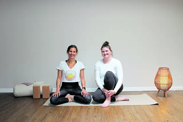 Eine "Yogaperle" ist das kleine Yogastudio von Johanna Schumann (re.) und Sandra Polenz in der Buxtehuder Altstadt | Foto: sb