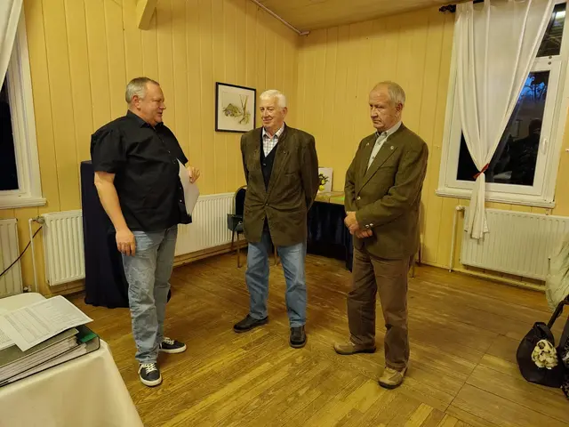 Raimund Lürßen (v. li.), Werner Prahl, Heino Neven bei der Jahreshauptversammlung des Stover Rennvereins | Foto: Carsten Fechner