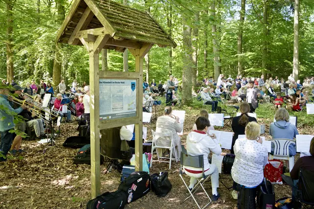Bläserinnen und Bläser sorgen für Musik beim Waldgottesdienst.  | Foto: U. Wagner