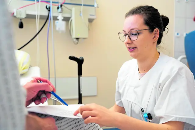 Logopädin Laila Weinreich übt mit einem Patienten auf der Stroke-Unit das Lesen und Sprechen | Foto: Elbe Kliniken / Sebastian Braeutigam