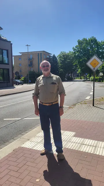 Holger Krüger an der Bushaltestelle direkt an der Kreuzung in Altkloster
