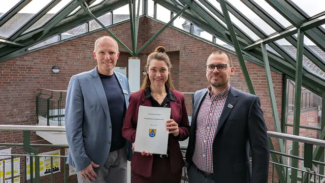 Bürgermeister Tobias Handtke (von links), Erste Gemeinderätin Miriam Rathmann und Fachdienstleiter Finanzen Ingo Woltering präsentieren den Haushaltsentwurf der Gemeinde Neu Wulmstorf für die Jahre 2026 und 2027 | Foto: Gemeinde Neu Wulmstorf