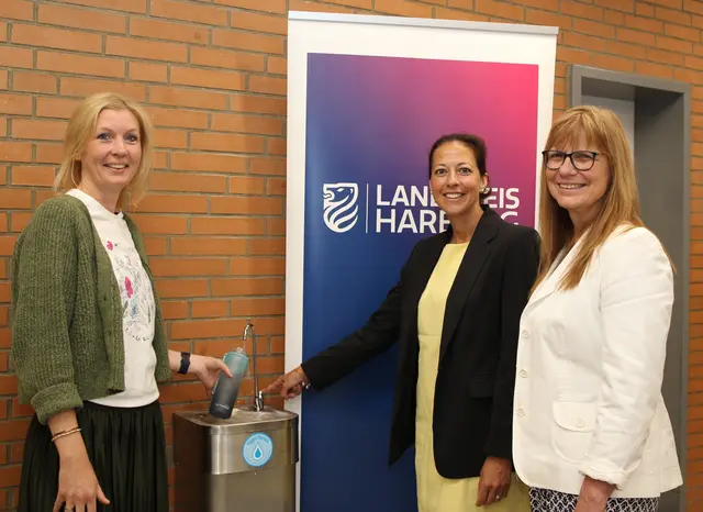 Auf viele kreative Bilder zum Thema Wasser, Trinken und der Pause im Schatten freuen sich Juliane Thoms (v. li.), Ana Cristina Bröcking und Astrid Schwemin | Foto: Landkreis Harburg