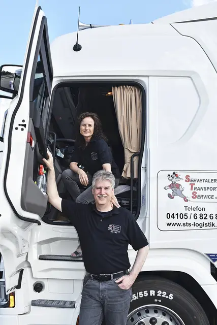 Ihre Welt sind weltweite Transporte: Firmengründer Detlev Dose mit Ehefrau Anke Stenzel-Dose | Foto: ah