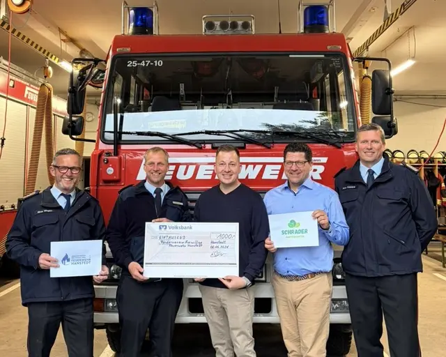 Bei der Spendenübergabe Stv. Ortsbrandmeister Mirco Wiegels (v. li), Ortsbrandmeister Peter Lege, Spender André Schrader, der 1. Vorsitzende des Fördervereins Martin Gröger sowie Jugendwart Marco Oldenburg
 | Foto: Freiwillige Feuerwehr Hanstedt