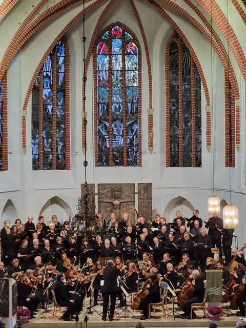 Eine gut 100-köpfige Besetzung aus Orchestermusikern und Sängern präsentiert das Oratorium | Foto: Sascha Czioska