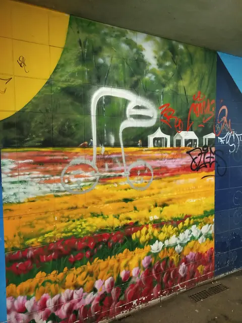 Ein Geschlechtsteil auf Blumen in der Unterführung zu den Gleisen 3 und 4 am Bahnhof | Foto: Leon Strumberger