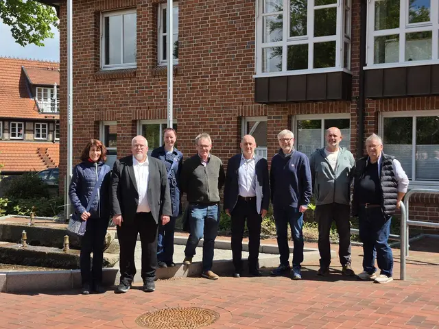 Gäste und Gastgeber vor dem Hanstedter Rathaus (v. li.):  Evá Mátis, Gunnar Hofmeister, Kerstin Meyer, Lars Heuer, László Mátis, Olaf Muus, Árád Jakab und József Toláczi | Foto: Gemeinde Hanstedt