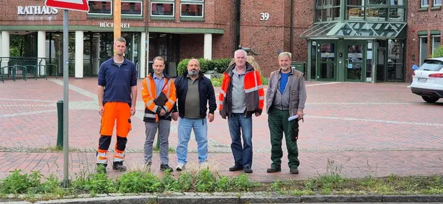 Mitarbeiter der Gemeinde Neu Wulmstorf und des Baubetriebshofs begleiten den Start der Hamburger Flächenreinigung GmbH &amp; Co. KG. | Foto: Gemeinde Neu Wulmstorf