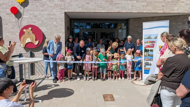 Zusammen mit den Kindern durchschnitt Bürgermeister Tobias Handtke feierlich das Band | Foto: Gemeinde Neu Wulmstorf