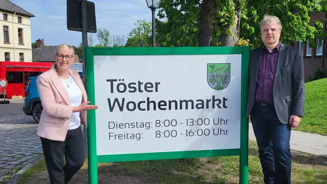 Das neue Hinweisschild wurde zum 45. Geburtstag von Nadja Weippert und Dr. Peter Dörsam enthüllt | Foto: sh