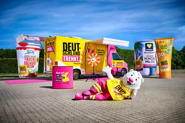 Überdimensionale Verpackungen sind ein Blickfang beim Aktionstag „Deutschland trennt“ am 9. Juni auf dem Winsener Wochenmarkt | Foto: Deutschland trennt