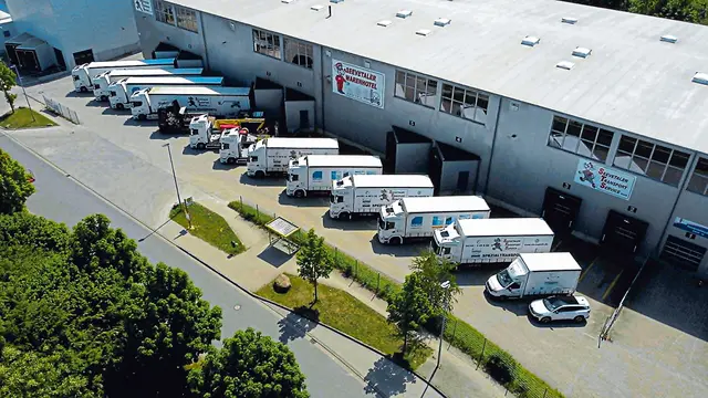 Zum Fuhrpark zählen 15 Lastwagen sowie mehrere Begleitfahrzeuge. Für besondere Transporte stehen zudem Spezialsattelzüge zur Verfügung | Foto: STS
