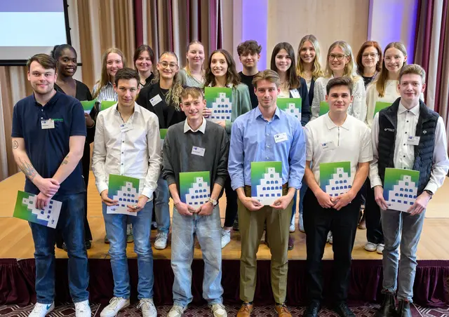 Zwei Jahre lang haben sie Schulklassen bei der Berufsorientierung unterstützt: Die Ausbildungsbotschafterinnen und -botschafter aus dem Landkreis Harburg
 | Foto: Hans-Jürgen Wege