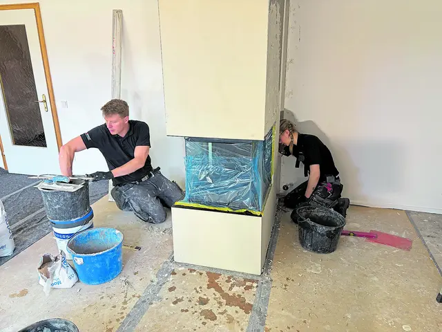Das Team vom Buchholzer Caminhaus bei der Erstellung eines Ofens beim Kunden | Foto: Caminhaus