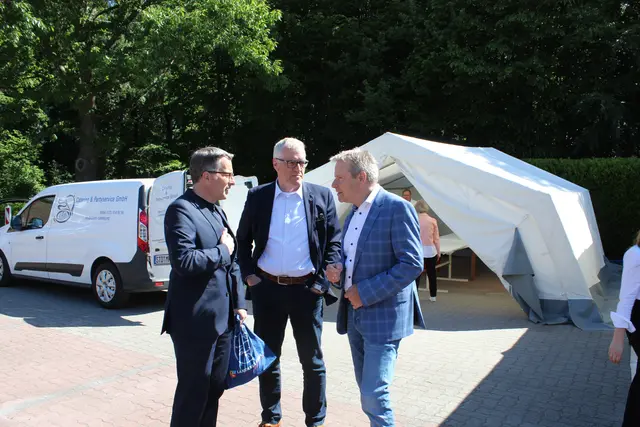 Im Gespräch (v. li.): Kai Seefried, Hans-Werner Hinck und Ralf Burghartz | Foto: sb
