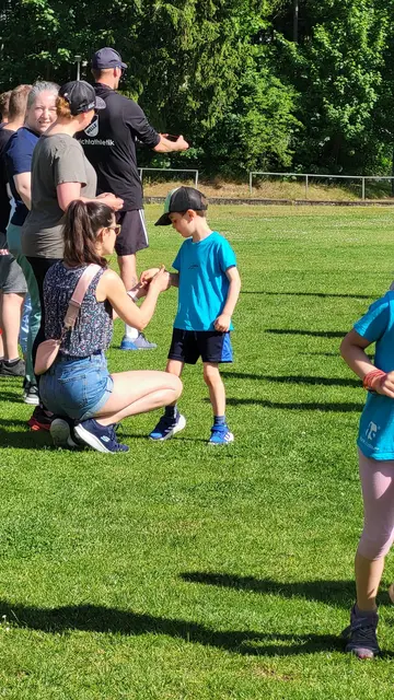 Für jede gelaufene Runde bekam ein Kind ein Gummiband an das Handgelenk, damit alle den Überblick behalten  | Foto: sh