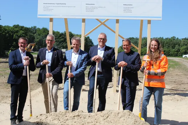 Erster Spatenstich mit (v. li.): Jörg Meyer (Ingenieurbüro Lührs Bremen), Knut Willenbockel (Samtgemeinde-Bürgermeister Horneburg), Ralf Burghartz (TWV-Geschäftsführer), Hans-Werner Hinck (TWV-Vorsitzender), Kai Seefried (Landrat) und Vanessa Fischer (Firma Beton und Monierbau GmbH Nordhorn) | Foto: sb