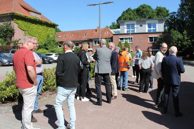 Gäste beim ersten Spatenstich | Foto: sb