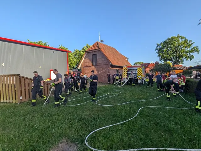 Der Einsatz von kompakten D-Strahlrohren hat Vorteile bei Vegetationsbränden | Foto: FF SG Hanstedt/Wülfken