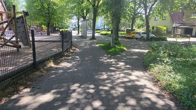 Ist der hellgraue Streifen rechts ein Radweg? Die unterschiedliche und uneinheitliche Farbgebung sorgt für Verwirrung