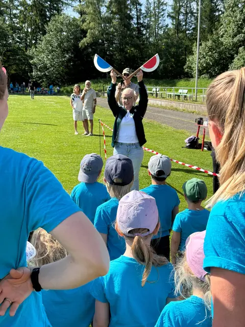 Tostedts Bürgermeisterin Nadja Weippert gab den Startschuss für die kleinen Läufer | Foto: sh