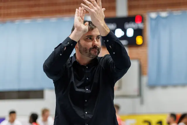 Der Basketball Regionalliga-Trainer Joan Rallo Fernández — hier nach einem Heimspiel — verabschiedet sich vom VfL Stade | Foto: Picselweb /Jörg Struwe