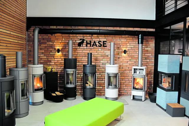 Der neue Standort an der Bremer Straße 42a ist mit seinen individuell gestalteten Showrooms ein echter Hingucker. 
Der Interessent hat die Möglichkeit, mehrere Öfen, in denen Feuer brennt, anzuschauen und zu vergleichen  | Foto: Axel-Holger Haase