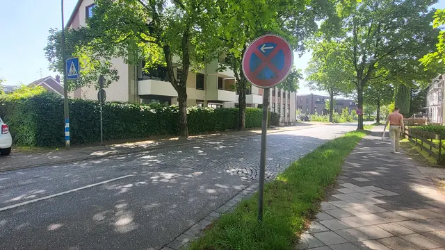 Eigentlich eine ruhige Straße: Doch der Straßenbelag sorgt für eine hohe Lärmbelastung, sobald ein Pkw oder  ein Lkw die Estetal-Straße entlang fährt
