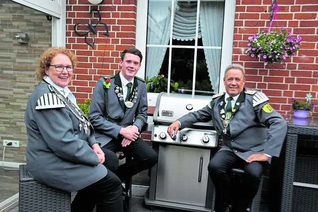 Heizen den Grill schon mal an: Birgit Klein (Damenkönigin), Lukas Klein (Jungschützenkönig) und Thorsten Homann (Schützenkönig) | Foto: Axel-Holger Haase